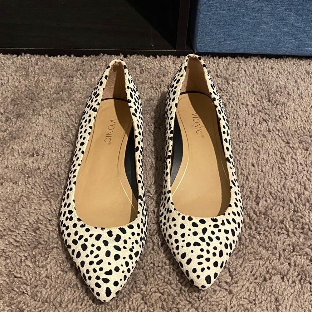 Vionic Women's Spotted Black and White Loafers
